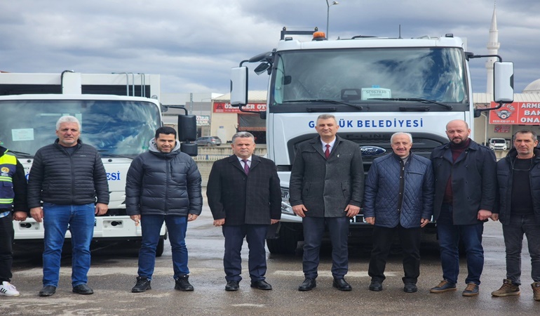 Gölcük Belediyesi’nin araç filosuna 4 yeni araç ve iş makinesi