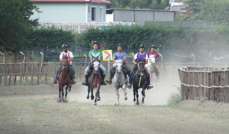 Gölcük Belediyesi Rahvan Atı Bursa Zafer Koşusu’nda ikinci oldu