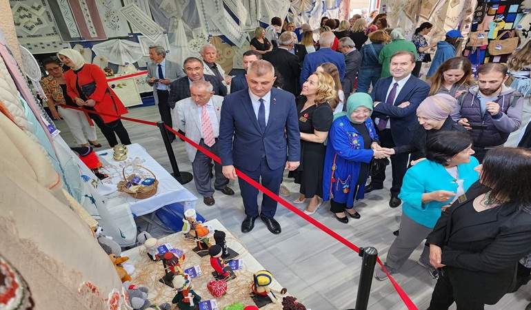 Gölcük Belediyesi Sanat Galerisi’nde karma sergiler sürüyor