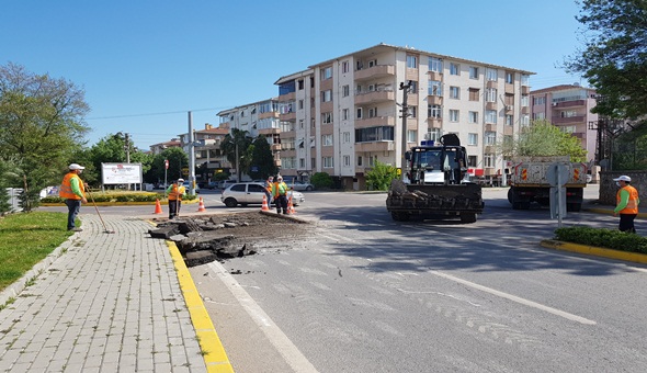Gölcük Belediyesi yolları yenilemeye devam ediyor