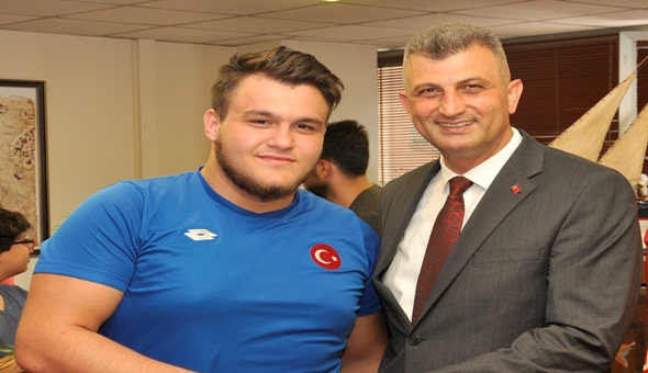 Gölcük Belediyespor güreşçisinin büyük başarısı 