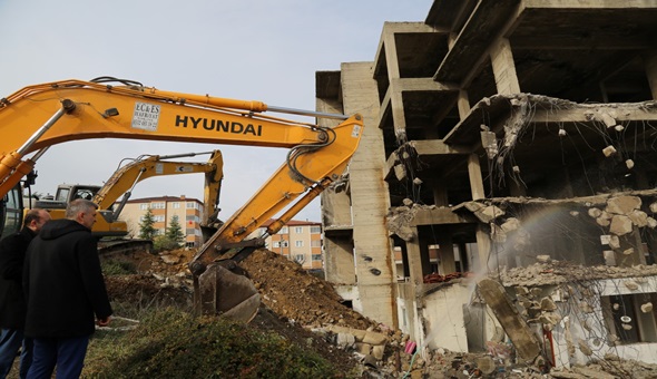 Gölcük Değirmendere'de hasarlı bina yıkılıyor