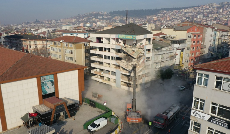 Gölcük depreminde hasar gören iş merkezi yıkılıyor