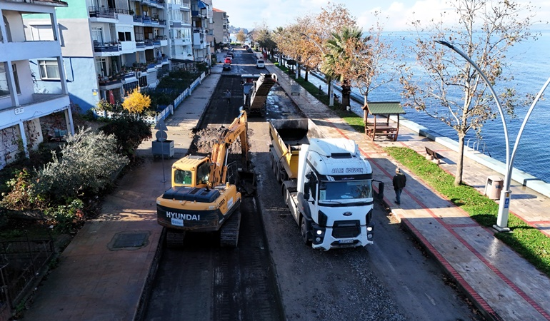 Gölcük Halıdere’de altyapı nedeniyle bozulan Sahil Caddesi’ne el atıldı