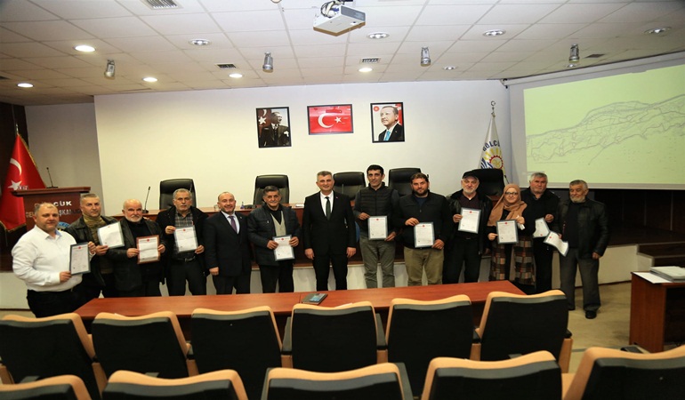 Gölcük Halıdere’de hak sahipleri tapularına kavuştu