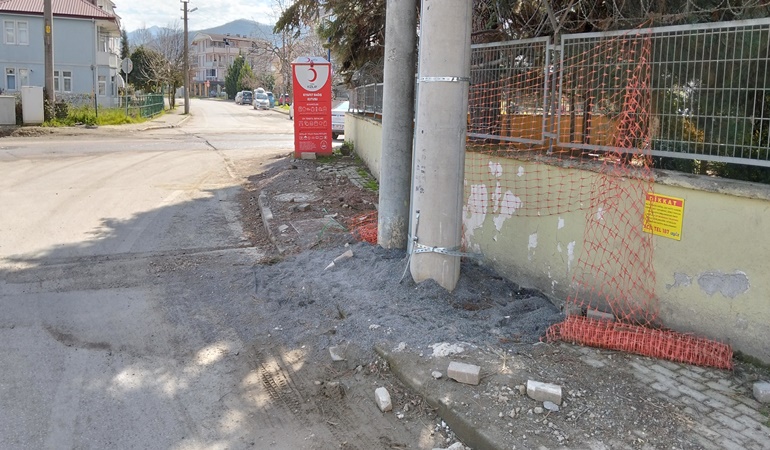 Gölcük İhsaniye’de yayalar tehlikede!