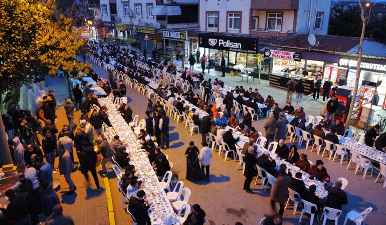 Gölcük Kavaklı Mahallesi’nde dev iftar!