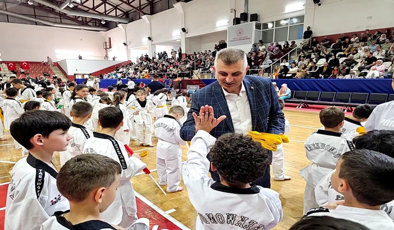 Gölcük’te 305 taekwondo sporcusu kuşak atladı