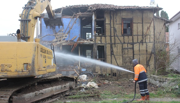 Gölcük'te 42 bina yıkıldı