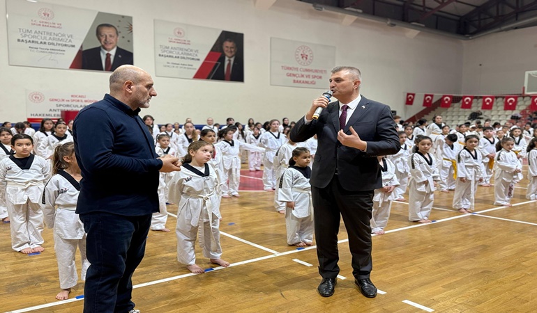 Gölcük’te 470 taekwondo sporcusu kuşak atladı