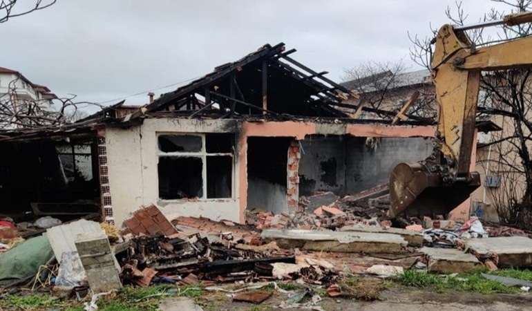 Gölcük’te 91’inci binanın da yıkımı tamamlandı 