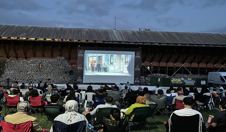 Gölcük’te açık havada film keyfi