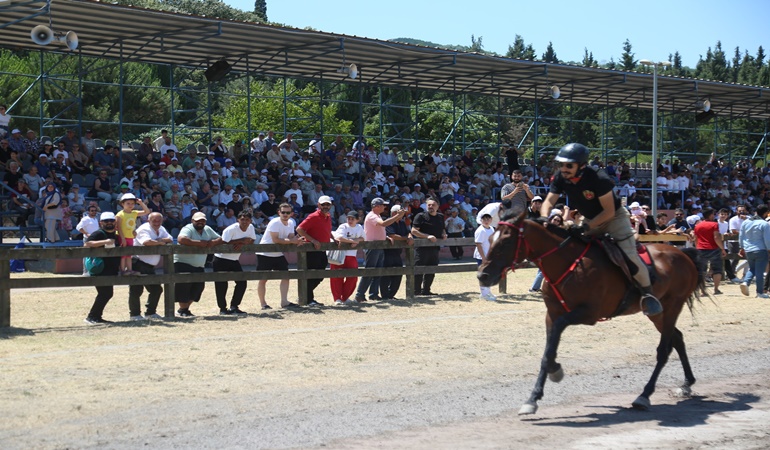 Gölcük’te altın kemerli at yarışı heyecanı başlıyor
