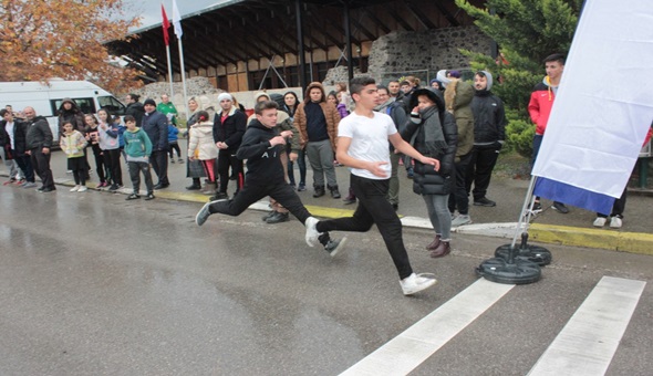 Gölcük'te Atatürk Kır Koşusu'nda kıyasıya mücadele