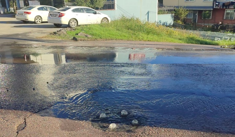 Gölcük’te atık su borusu patladı, günlerdir ilgilenen yok