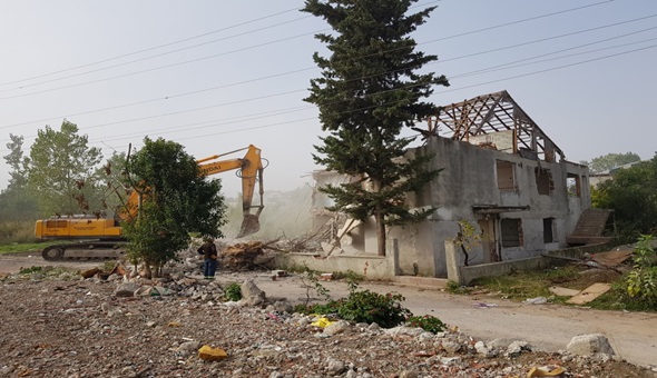 Gölcük'te boşaltılan o mahallede 48 bina yıkıldı