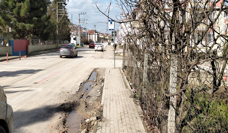 Gölcük’te bu durak önündeki kaldırıma el atılmalı!