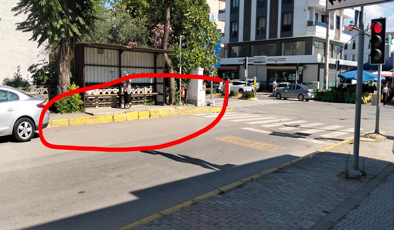 Gölcük’te bu durak trafik akışını olumsuz etkiliyor