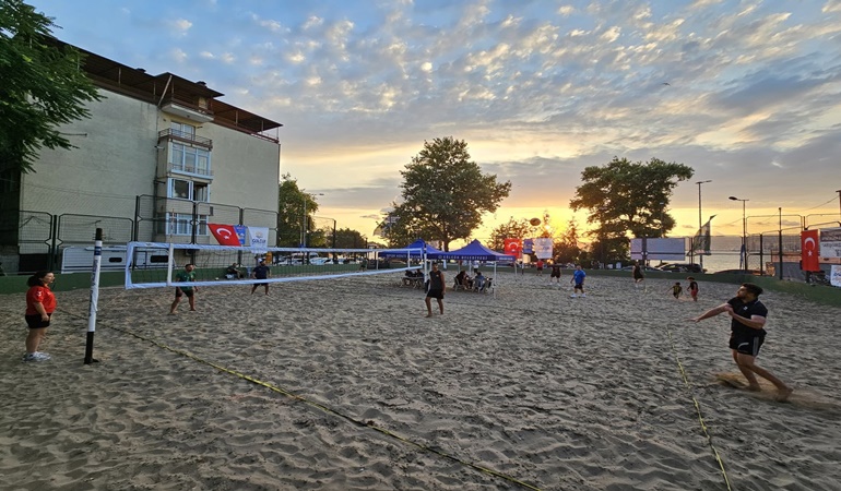 Gölcük’te büyük para ödüllü Plaj Voleybolu Turnuvası başlıyor!