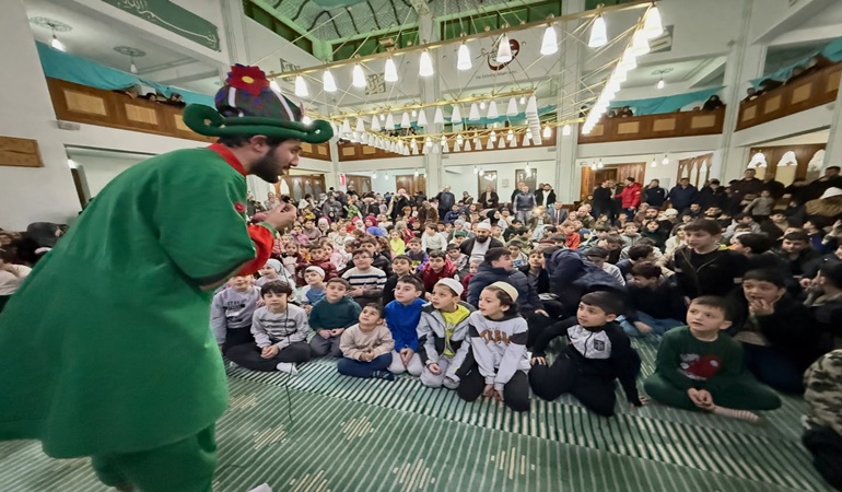 Gölcük’te camilerde çocuklar için Karagöz ve Hacivat oyunu gösterisi