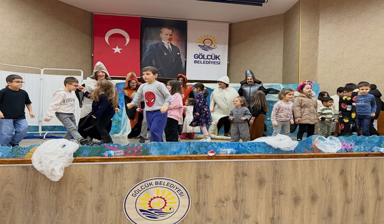 Gölcük’te çocukların yüzlerini güldüren gösteriler