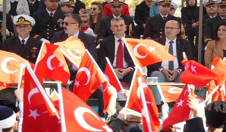 Gölcük’te Cumhuriyet coşkusu böyle yaşandı, akşamki etkinlikler iptal edildi