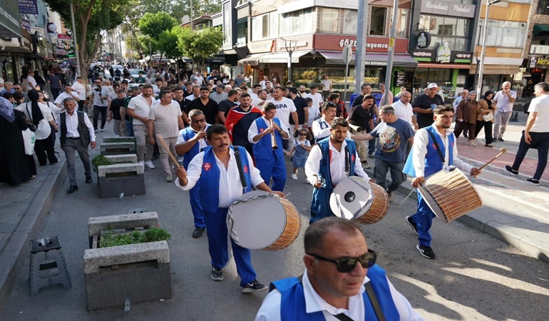Gölcük’te davullu zurnalı başpehlivan kutlaması!