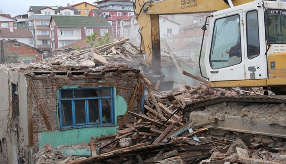 Gölcük'te durmak yok, metruk binaları yıkmaya devam