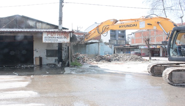 Gölcük'te durmak yok, yıkıma devam