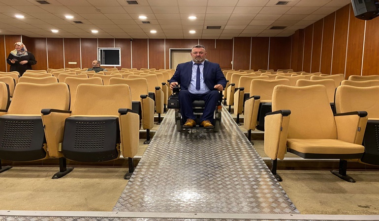 Gölcük’te engellileri engelleyen bir engel daha kaldırıldı