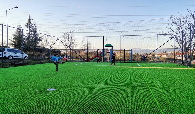 Gölcük’te futbol sahaları çocuklar için yenileniyor