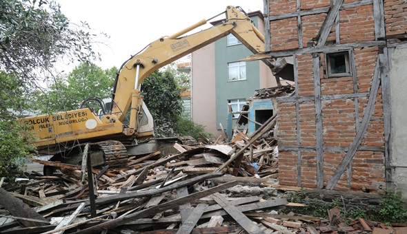 Gölcük'te metruk bina yıkımına devam