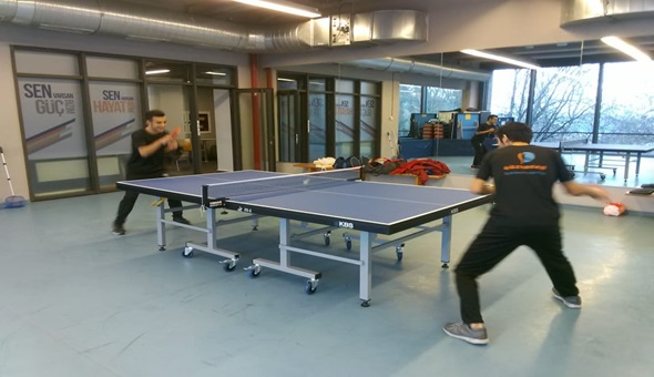Gölcük'te o kulüp masa tenisini sevdiriyor