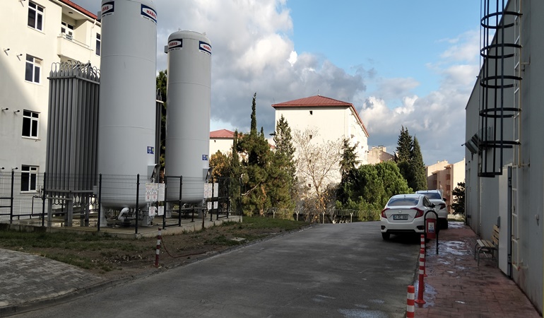 Gölcük’te oksijen tanklarını yol kenarında görenler endişe ediyor