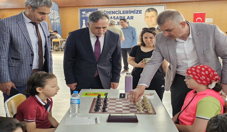 Gölcük’te okullar arası satranç turnuvası başladı