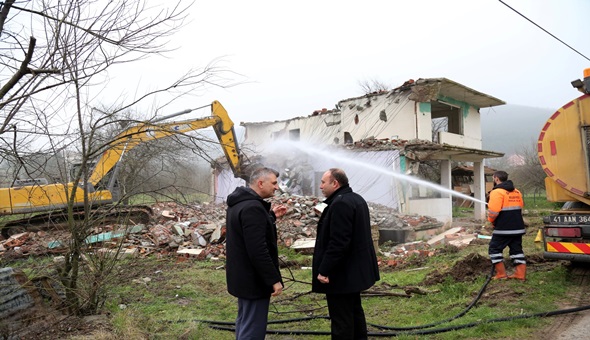 Gölcük'te orta hasarlı binaların yıkımına devam ediliyor