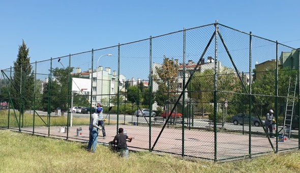 Gölcük'te oyun sahaları elden geçiriliyor
