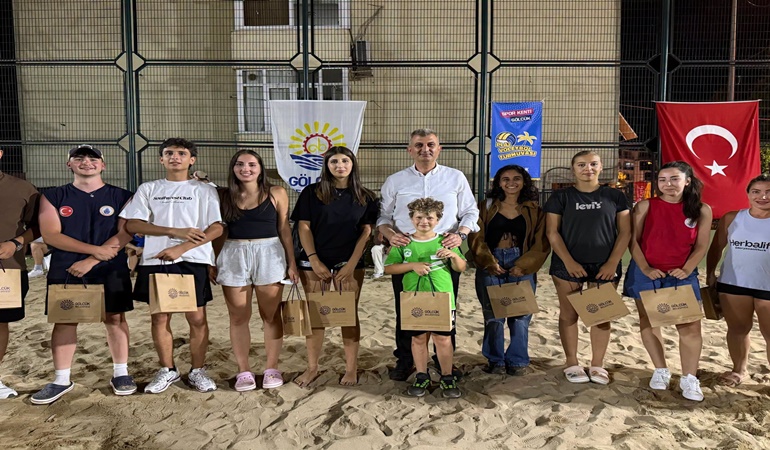 Gölcük’te plaj voleybolu turnuvası sona erdi 