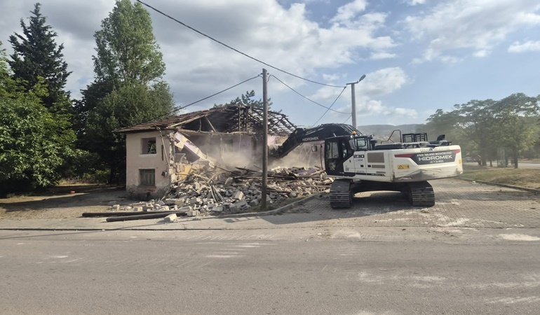 Gölcük’te riskli metruk bir bina daha yıkıldı