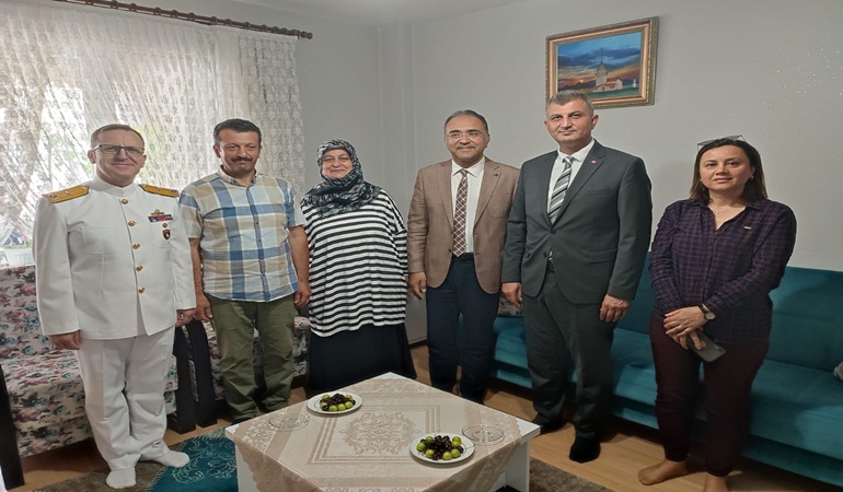 Gölcük’te şehit babalarına anlamlı ziyaret