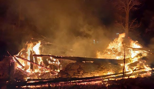 Gölcük'te tek katlı ev cayır cayır yandı