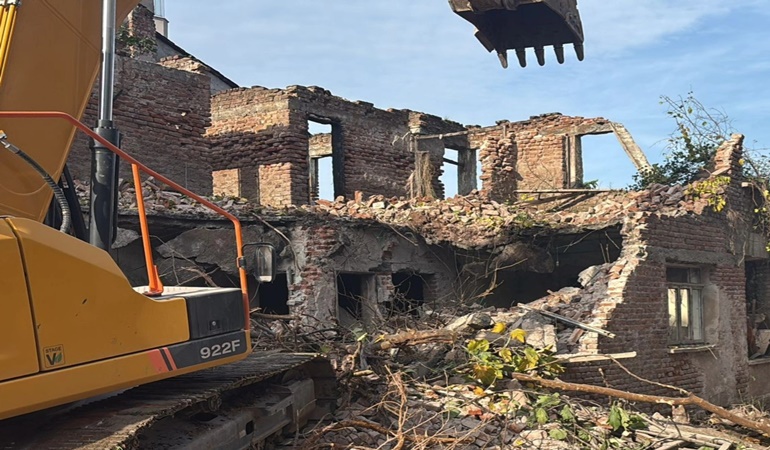 Gölcük’te terk edilmiş bir bina daha yıkıldı