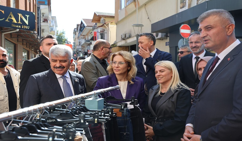 Gölcük’te ticareti canlandıran festival