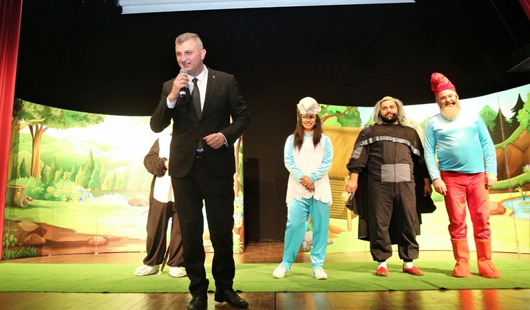 Gölcük’te tiyatrolar gümbür gümbür devam ediyor 