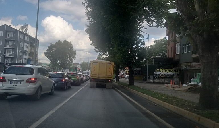 Gölcük’te trafik ışıkları rezaleti