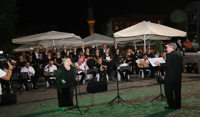 Gölcük’te Türk Sanat Müziği Korosu’ndan muhteşem konser
