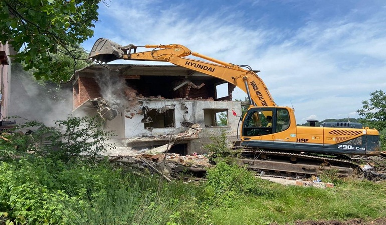 Gölcük’te yıkılan bina sayısı 100’e ulaştı