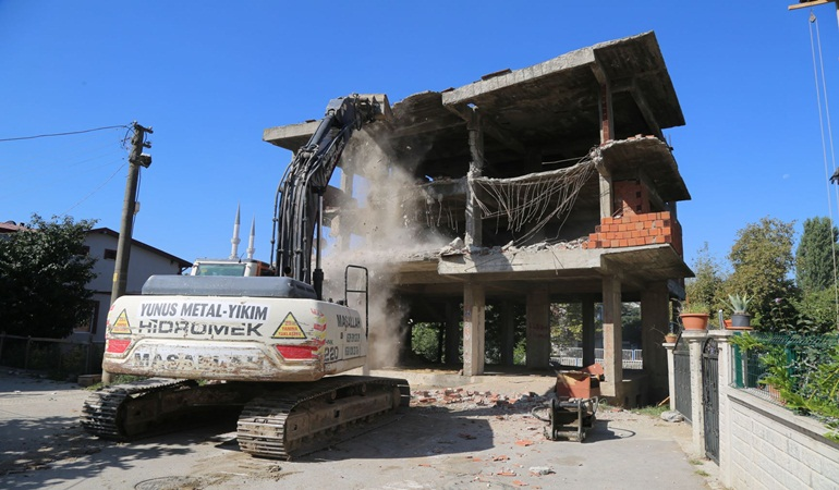 Gölcük’te yıkılan orta hasarlı ya da metruk sayısı 103 oldu