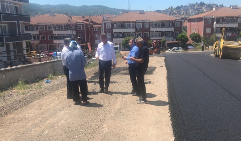 Gölcük’ün dört bir yanında asfalt hizmeti sürüyor