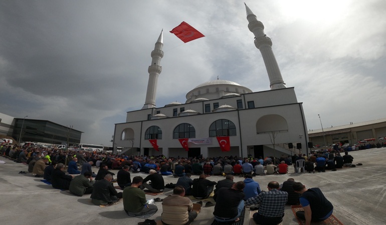 Gölcük Yeni Sanayi Cami ilk Cuma namazı ile ibadete açıldı